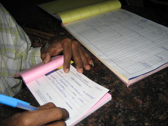 Einchecken in Indien. immer wieder die selbe Leier. Zuerst muss man sich ins Buch eintragen, gezahlt wird am besten schon gestern und die unnoetige Quittung landet sowie so im Muelleimer