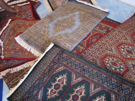 bunte Collection aus wuenscherschoen, magisch im Licht die Farbe veraendernden, indischen Teppichen