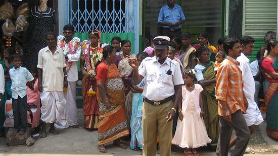 im Hintergrund ist das steife Brautpaar zu bestaunen