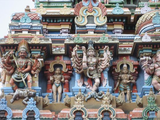 farbenfrohe Figuren der hinduistischen Goetterwelt