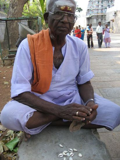 der ominoese Handfurchenanalytiker und seine fragwuerdigen Muscheln