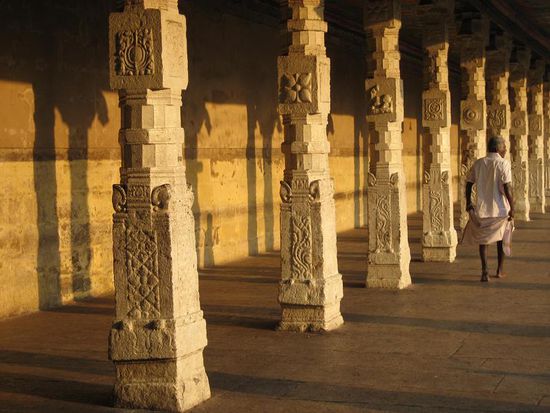 Saeulengang im Tempel