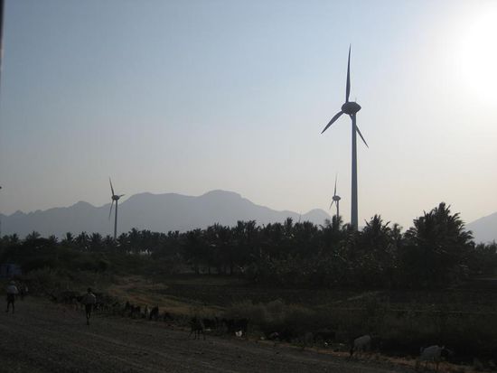 auf der Fahrt durchquert man ein Meer aus modernen Windmuehlen