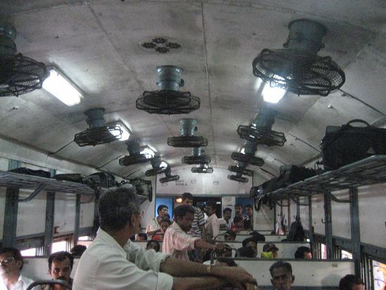 Im Zug nach Kollam, man beachte die groesszuegige Ausstattung mit Ventilatoren, die auch bitter noetig ist
