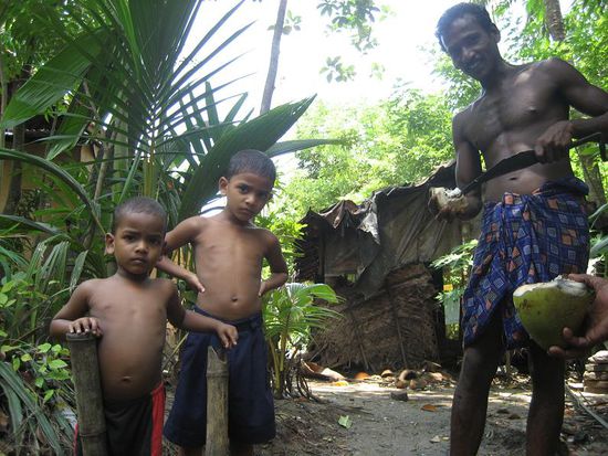 guckts du, im Hintergrund das bescheidene Haus.