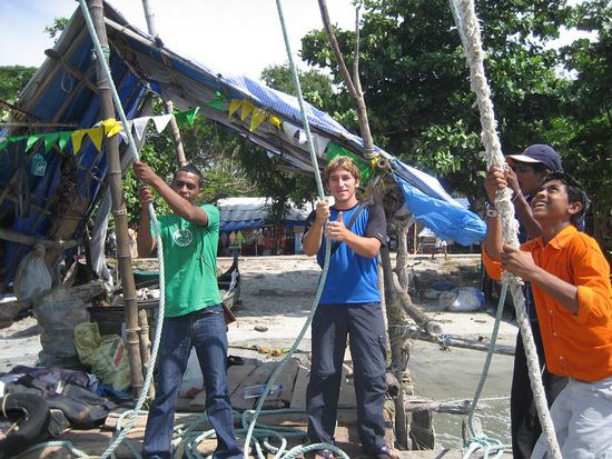 Mohammed (links) und Blasnase beim Einholen des Netzes