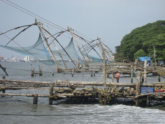 die chinesischen Netze hinter dem Fischmarkt