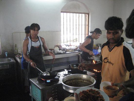 Siri (gelbes Shirt), der Freund von Mohammed