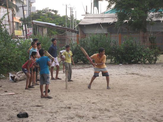 Kricket ist Volksport in Indien und wird ueberall begeistert gespielt