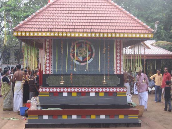 kleiner bunter Tempel im Mittelpunkt des Geschehens