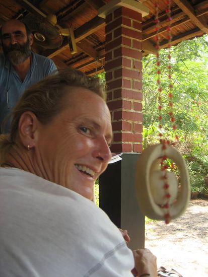 Claire, im Hintergrund Miesepeter und im Vordergrund ein Kunstwerk