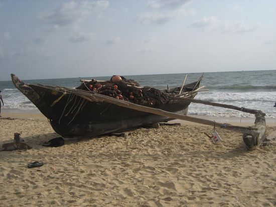 typisches Fischerboot am Strand