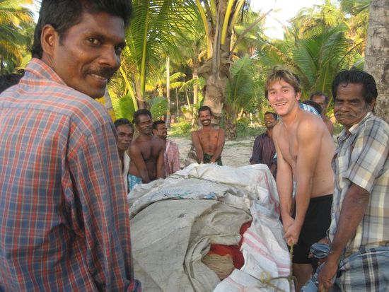 so ein Fischernetz wiegt mindestens 200kg und bedarf der Kraft von gleich mehreren Maennern