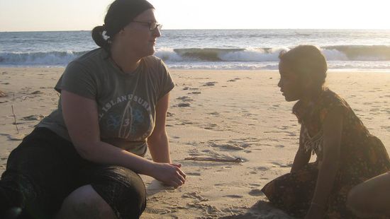 Manu hat mit den Kindern Sandtempel gebaut