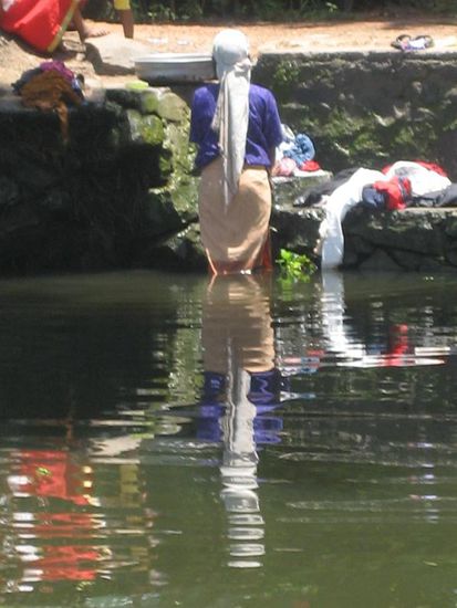 Das Leben am Wasser zu beobachten ist ueberaus spannend und die Bewohner der teilweise winzig kleinen Landstreifen sind sehr freundlich und winken gehoert zum guten Ton.