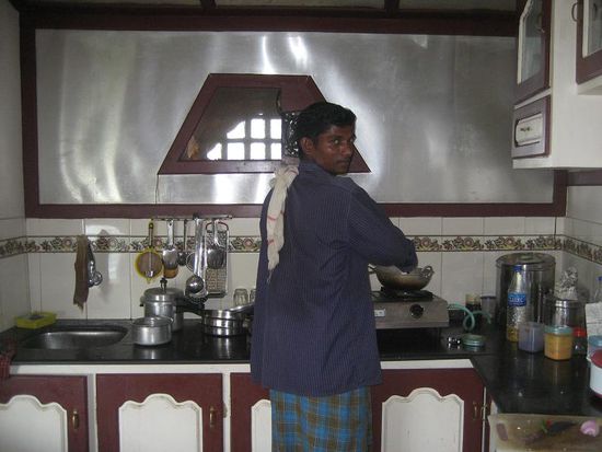 Viju unser unverschaemt guter Koch, der uns mit keralischen Essen in allen erdenklichen Variaotionen verwoehnt. Angesichts der ueppigen Mahlzeiten und der grossen Vielfalt konnte man schwer den obersten Knopf seiner Hose zugeknoepft lassen.