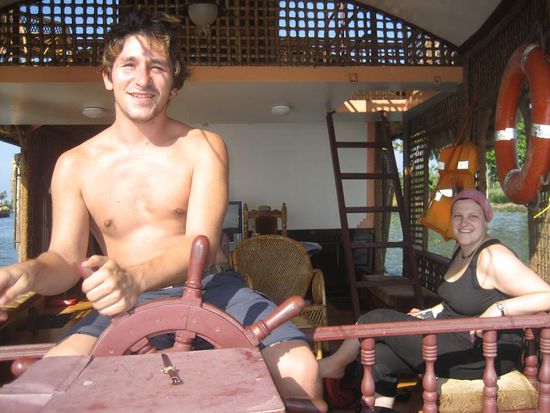 mein Versuch uns in die richtige Richtung zu steuern haette glatt in einem Totalschaden enden koennen. Was bei Joseph wie ein Kinderspiel anmutet ist tatsaechlich Schwerstarbeit...in meinem Fall zumindest.