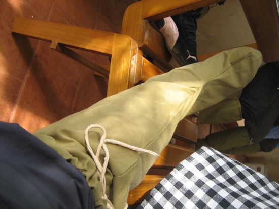 Selbst die topmodischen AntiBlutegelstutzen haben die blutruenstigen Scheusale nicht von Trinkgelage abgehalten