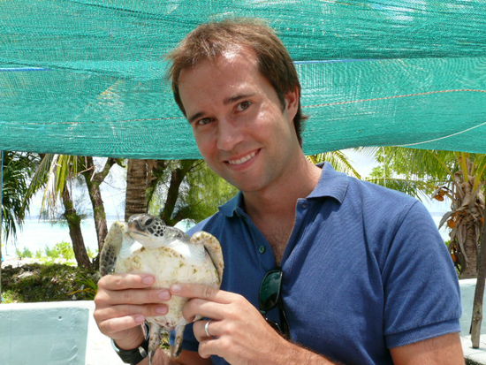 Daniel mit einer Babyschildkroete...wer ist suesser?