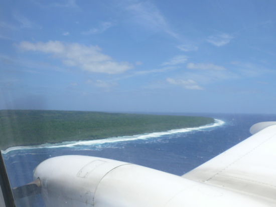 Anflug auf Atiu, eine Insel ohne Motus.