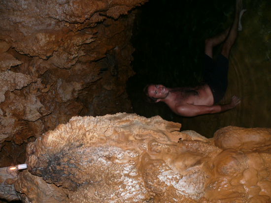 Daniel bei seinem Kerzenscheinbad in selbiger Hoehle