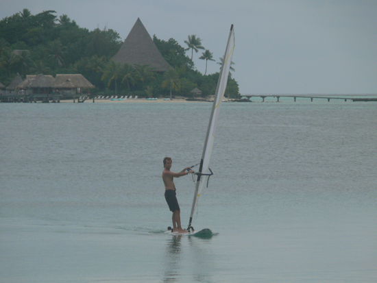 Daniel beim Windsurfen..allerdings musste Insa ihn erst einmal mit einem Kayak aus der Bucht rausziehen, sonst waer das nichts geworden