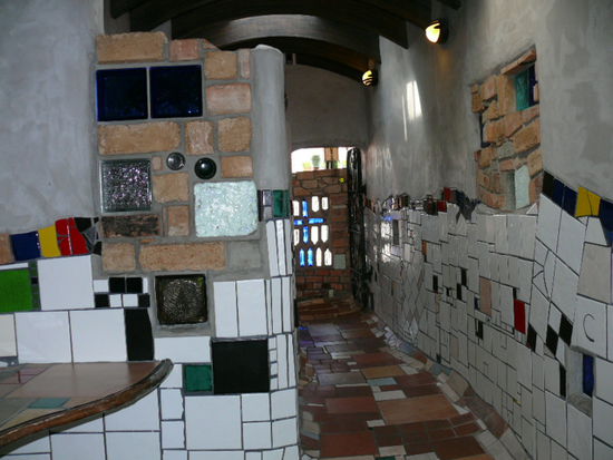 Die von Hundertwasser entworfene Damentoilette in Kawakawa, Benutzung sogar umsonst. Wir hatten schon ein Kassenhaeuschen erwartet.