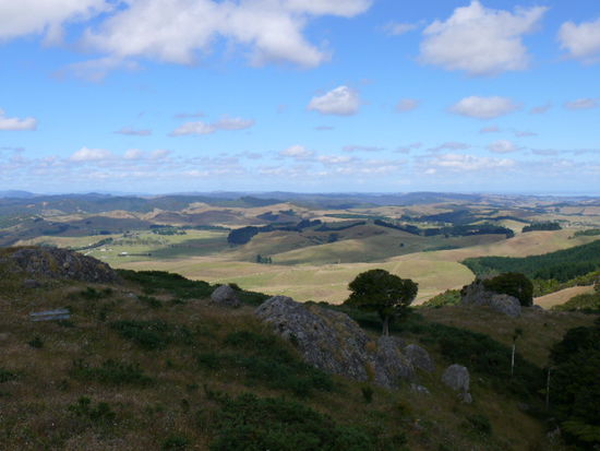 Ausblick von einem anderen Huegel (Berg?!) auf der Kahoe Farm