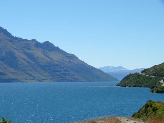 Im Hintergrund sieht man schon die Bergkette, deren zwei prominentesten Bewohner Mt Cook und Mt Tasman sind