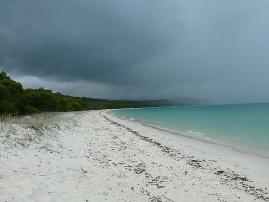 der weißeste Strand der Welt bei schlechtem Wetter