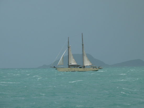 die See wurde etwas rauer, hier ein anderes Schiff