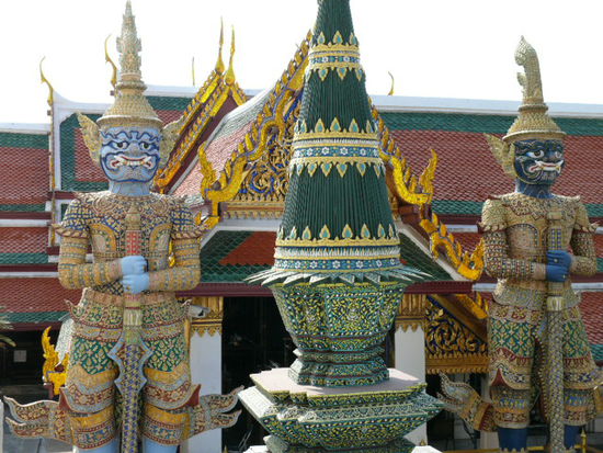 zwei grimmige Waechter im Thai-Stil