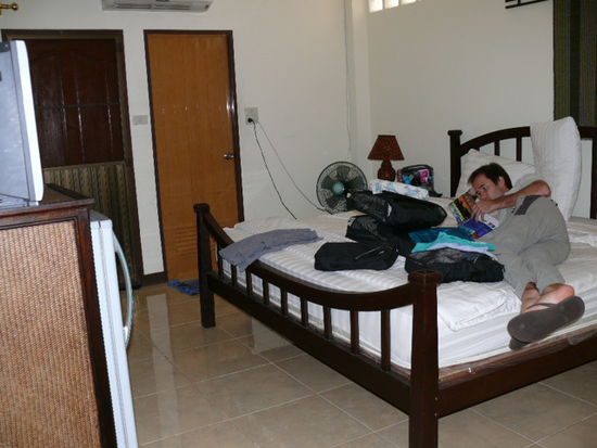 unser Zimmer im Guesthouse, gluecklicherweise 25 Quadratmeter gross, sonst wuerde das Riesenbett auch gar nicht reinpassen