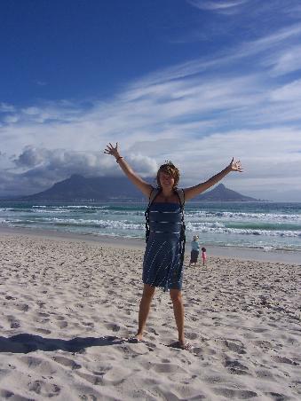 Ich am Strand mit Talberg(für Opa Gerhard) und Signal Hill im Hintergrund.