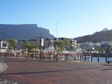 Waterfront ist der absolute Touristenplatz. High-society- gewandel.
Ich zähle solche Plätze nicht wirklich zu Afrika.
Sind sehr nach europäischem Standart errichtet und die ganzen Touristen sind meistens us Europa.Eingeborene sind hier eher selten.ich treffe hier auch andauernd Deutsche...manchmal mehr Deutsche an einem Tag als andere Nationen.