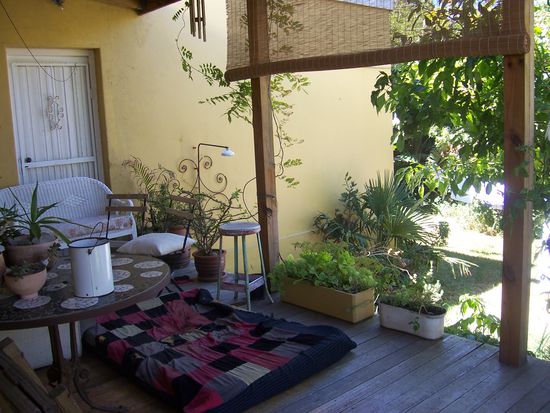 Die Terasse und der Garten- meine "guten Morgen" Plaetze. (Dank Constantin)