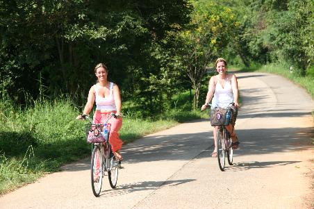 Emily und Beth auf unseren schicken Fahrraedern