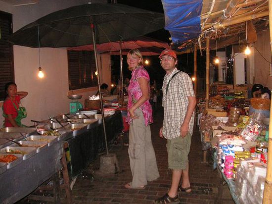 Lizzy und Mark in der Essensmeile von Luang Prabang