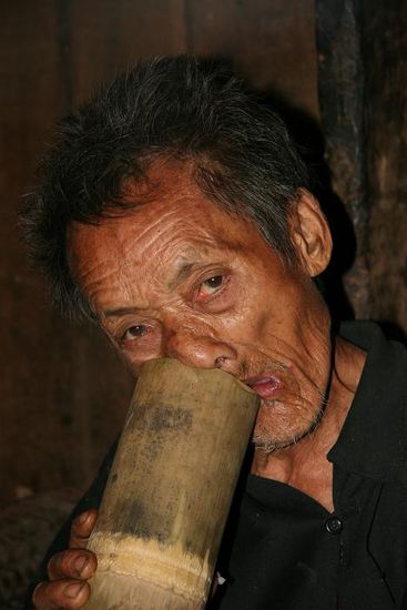 Laote beim Pfeiffe rauchen