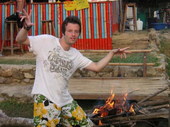 funny Dan am waermenden Lagerfeuer
