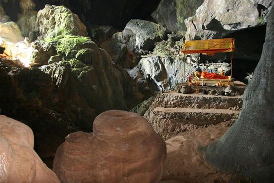 Liegender Buddah in der Poukham Cave