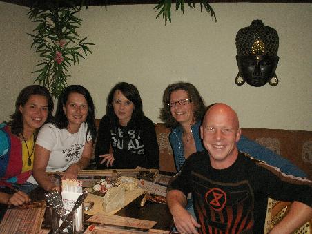 Verena, ich, Ilse, Karin und Woifi ...
sehnsüchtig auf das Essen wartend !!!