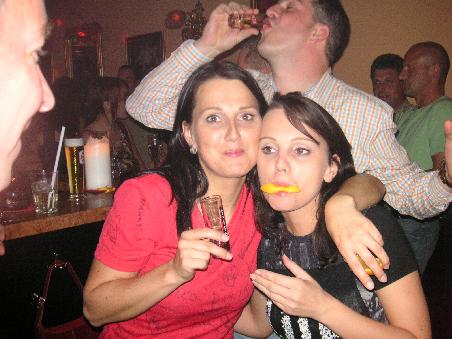 Tequilla Trinkanleitung ...
1. eini'schütten, 2. schlucken, 3. die Orange gleich hinterher !!!