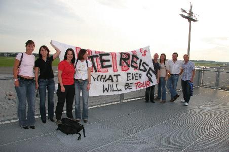 Daniela, Ilse, ich, Petra ... das "Whatever will be Tour" Plakat ... Woifi, Susi, Guenter und Markuss