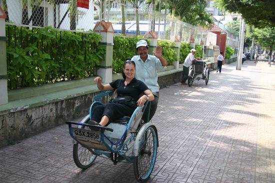 ich mit dem beruehmten Cyclo Fahrer in Saigon