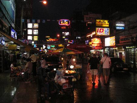 Khao San Road ... es hatte ein bisschen geregnet