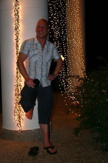 Woifi posiert vor dem Hotel