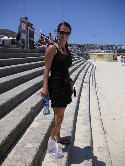 Bondi Beach - mit dem Plastiksackerl am Fuss ... ab in den Sand