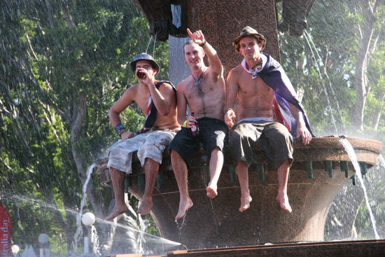 Alex, Guy und Freund am Brunnen im Hyde Park