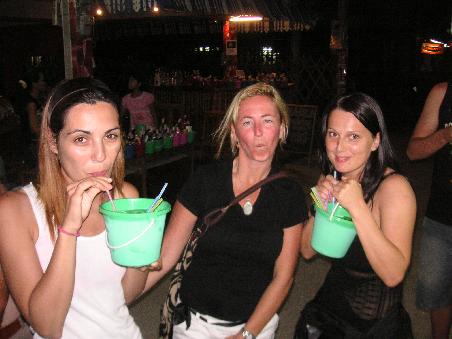 ?(Israel), Anne(Amerika) und ich mit unseren Buckets